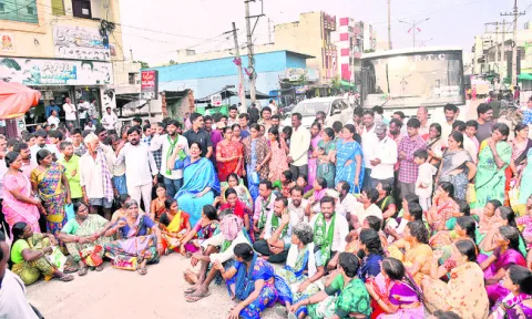 పంటలకు యూరియా అందించాలి