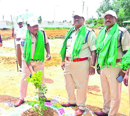 భావితరాల కోసం మొక్కలు నాటాలి