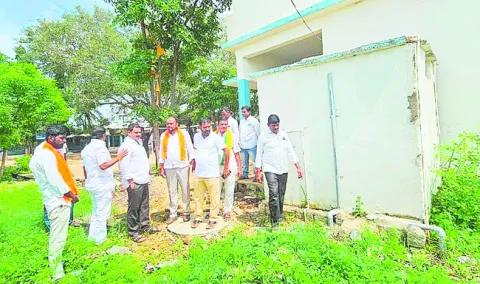 ప్రభుత్వ బడుల్లోసౌకర్యాలు కరువు 