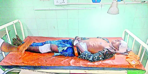 యువకుడికి తీవ్ర గాయాలు 
