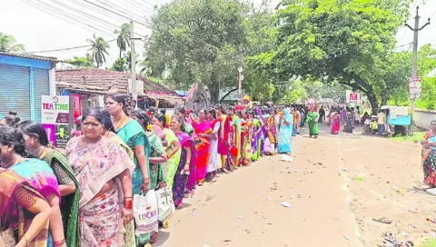 పాదగయ వరలక్ష్మీ వ్రతాల్లో మహిళలకు ఇక్కట్లు