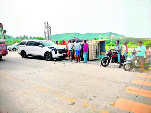 డ్రైవర్లకు స్వల్ప గాయాలు 
