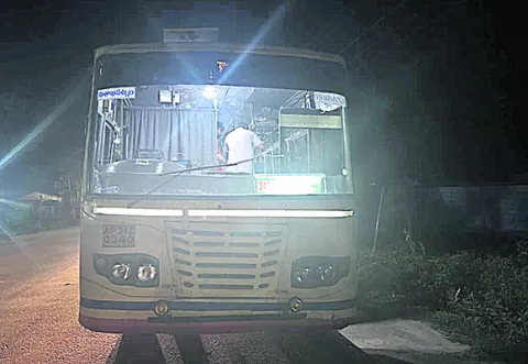ఆర్టీసీ బస్సుపై రాళ్లతో దాడి 