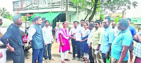 కలెక్టర్‌ దృష్టికి సమస్యలు