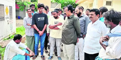 ఇసుక అక్రమ రవాణాతోనే విద్యార్థులు మృతి 