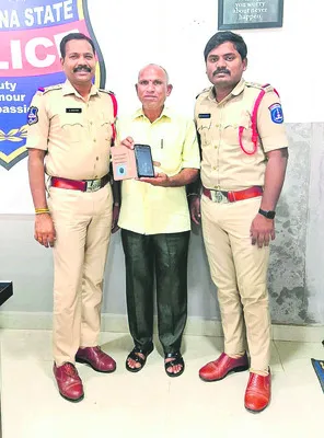 సెల్‌ఫోన్‌ అందజేత 
