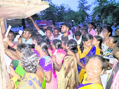 ఎరువుల కోసం రైతుల ఆందోళన