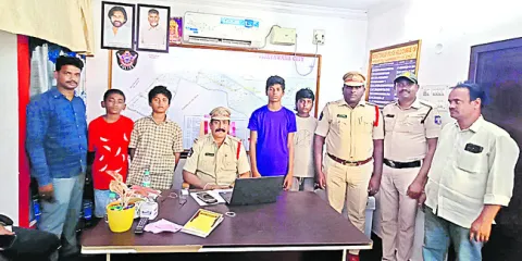 ఇంట్లో చెప్పకుండా బందరు బీచ్‌కి వెళ్లిన మైనర్లు 