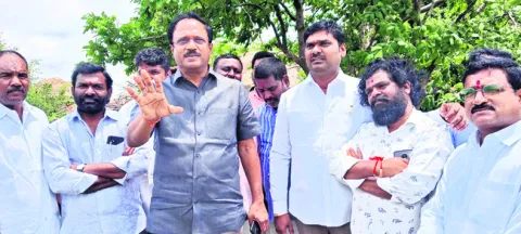 నిర్వాసితులకు చికెన్‌ భోజనం కంటే పరిహారమే ముఖ్యం కదా? 
