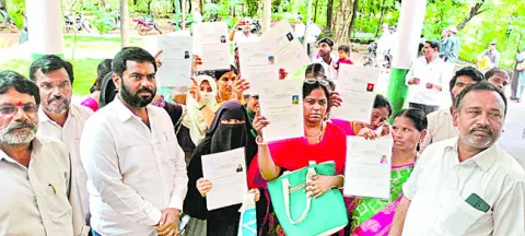 ఇంటి తాళాలివ్వండి