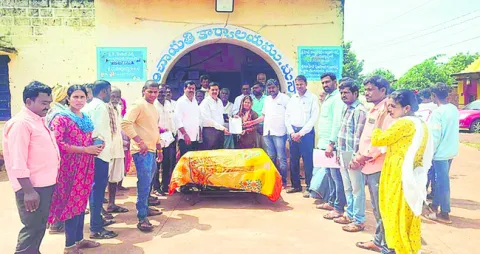 లబ్ధిదారులకు కొత్త రేషన్‌ కార్డుల పంపిణీ 