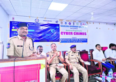 సైబర్‌ నేరాలతో జాగ్రత్తగా ఉండాలి