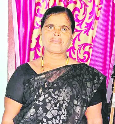 భార్యభర్తలను  ఢీకొట్టిన లారీ 