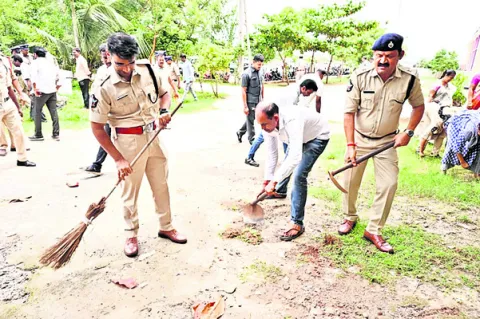 చీపురు పట్టిన ఎస్పీ తుహిన్‌ సిన్హా 
