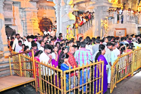 యాదగిరిగుట్టలో భక్తుల రద్దీ
