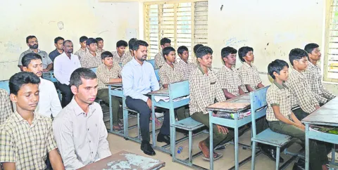 విద్యార్థులకు యోగాభ్యాసన కార్యక్రమాలు 