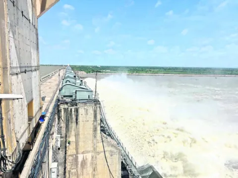 గోదావరిలోకి కొనసాగుతున్న నీటి విడుదల 