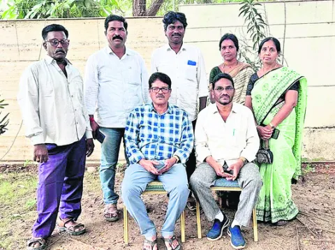 కమీషన్‌ అందక ఇక్కట్లు