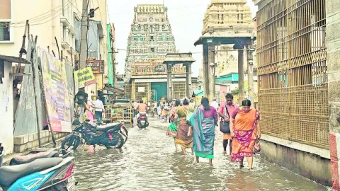 వీరరాఘవుని ఆలయ ముందుభాగంలో వర్షపు నీరు 