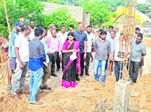ఇళ్ల నిర్మాణాల్లో వేగం పెంచండి