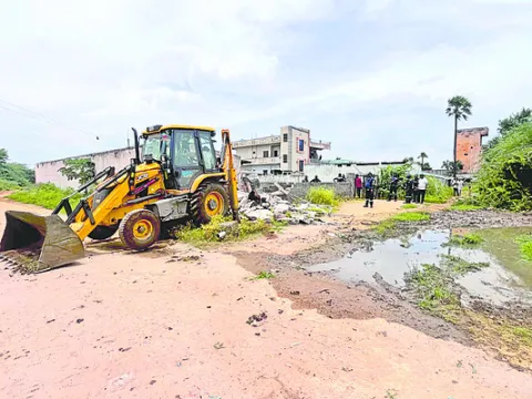 ఆక్రమణలు తొలగించిన హైడ్రా 
