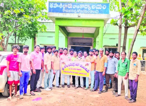 ఆటో డ్రైవర్లను ప్రభుత్వం ఆదుకోవాలి 