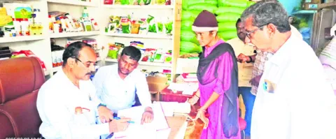 యూరియా పంపిణీలో అవకతవకలు 