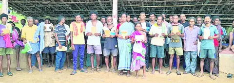 ఎరువు కోసం గిరిజన రైతుల ఆందోళన 
