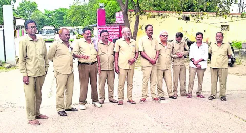 ఆర్టీసీ డిపో ఎదుట డ్రైవర్ల నిరసన
