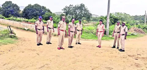 నల్లగుట్టపై పోలీసు పహారా 
