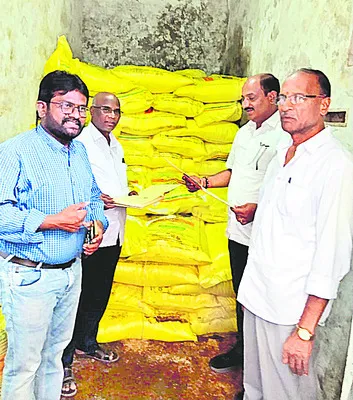 ఎరువుల దుకాణాల్లో విజిలెన్స్‌ తనిఖీలు 
