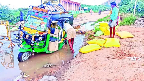 గుంతలు వెక్కిరిస్తున్నాయ్‌!