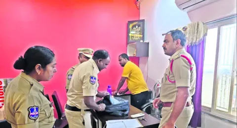 వడ్డీ వ్యాపారుల ఇళ్లపై పోలీసుల దాడులు 