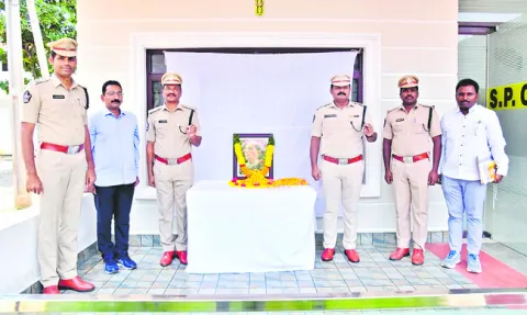 ఆంధ్రకేసరి త్యాగాలు మరువలేనివి 