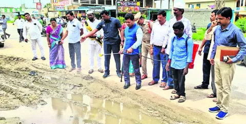 పరిసరాల శుభ్రత అందరి బాధ్యత 