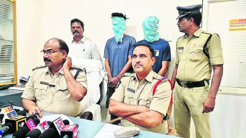 ఇద్దరు బైక్‌ దొంగలు అరెస్టు 
