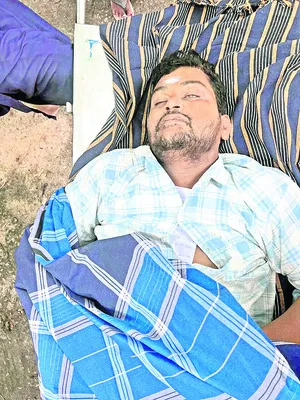 కడప విశ్రాంత తహసీల్దార్‌పై దాడి 
