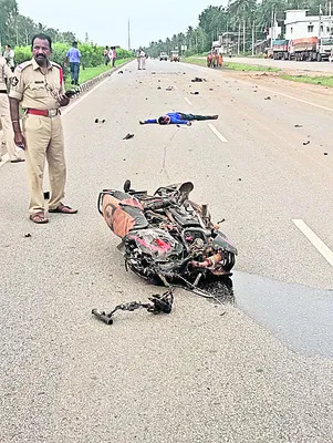 ప్రైవేటు బస్సు ఢీకొని  యువకుడు మృతి 