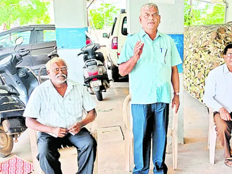 యూరియా కొరత లేదనడం హాస్యాస్పదం 
