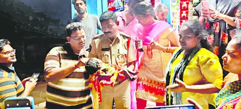 బుడమేరు వద్ద ‘ఆడశిశువు’ను వదిలేసింది కన్నతండ్రే.. 