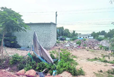 కాల్వ భూమి కబా్జ..!