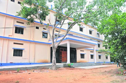 పశువులకు అందని వైద్యం 