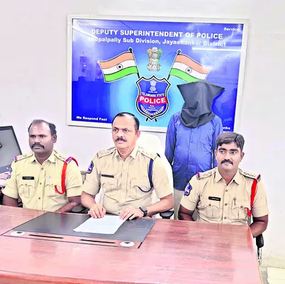 ఉపాధ్యాయుడు రాజేందర్‌పై క్రిమినల్‌ కేసు 