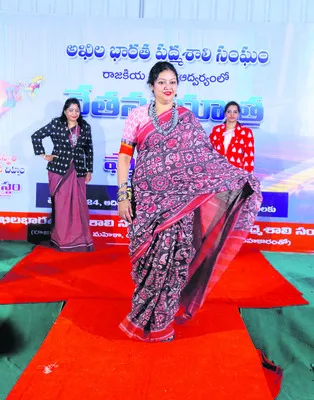పథకాలన్నీ చేనేతకూ వర్తింపజేయాలి