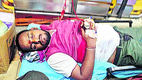 యువకుడికి కత్తిపోట్లు 