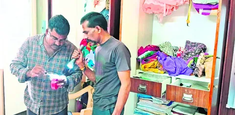 పట్టపగలు ఇంట్లో చోరీ 