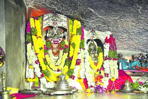 కిటకిటలాడిన  నాచగిరి క్షేత్రం 