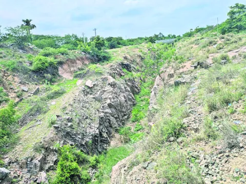 అసంపూర్తి.. అలంకార ప్రాయం!