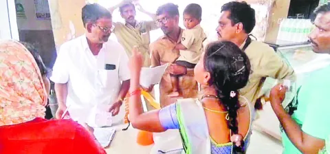 ఆధార్‌కార్డు ఉన్నా టికెట్‌ కొడతారా? 