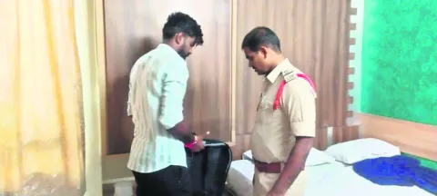 లాడ్జీలను తనిఖీ చేసిన పోలీసులు